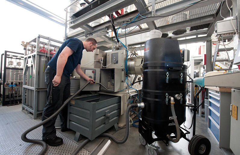 Mokrý odlučovač Ruwac NA35 pro oblasti StaubEx vysává prach z plastů ve firmě Neue Materialen v Norimberku.