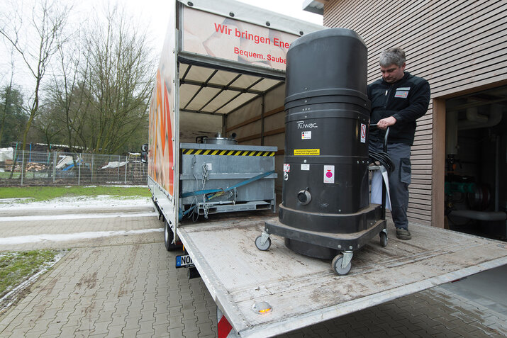Průmyslový vysavač Ruwac DS2520 pro oblasti s nebezpečím výbuchu prachu vysává popel v biomasovém vytápění u Bentheimer-Holz v Bad Bentheimu.