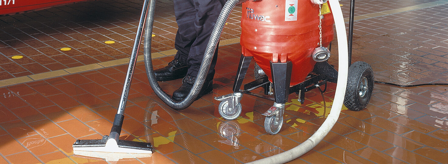 Vodní vysavač Ruwac WSP200 vysává vodu u podnikového hasičského sboru Roche Diagnostics v Mannheimu.