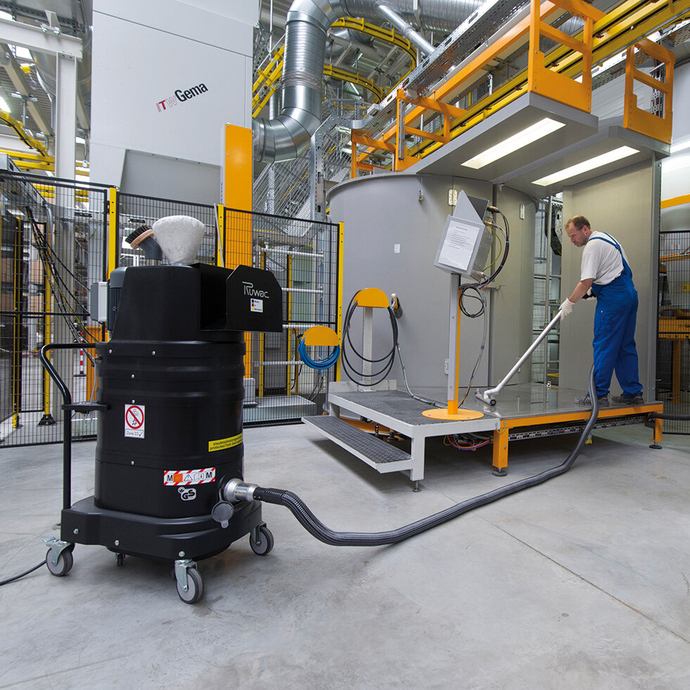Průmyslový vysavač Ruwac DS1220 pro oblasti s nebezpečím výbuchu prachu vysává kovové špony ve firmě Hörmann v Oerlinghausenu.