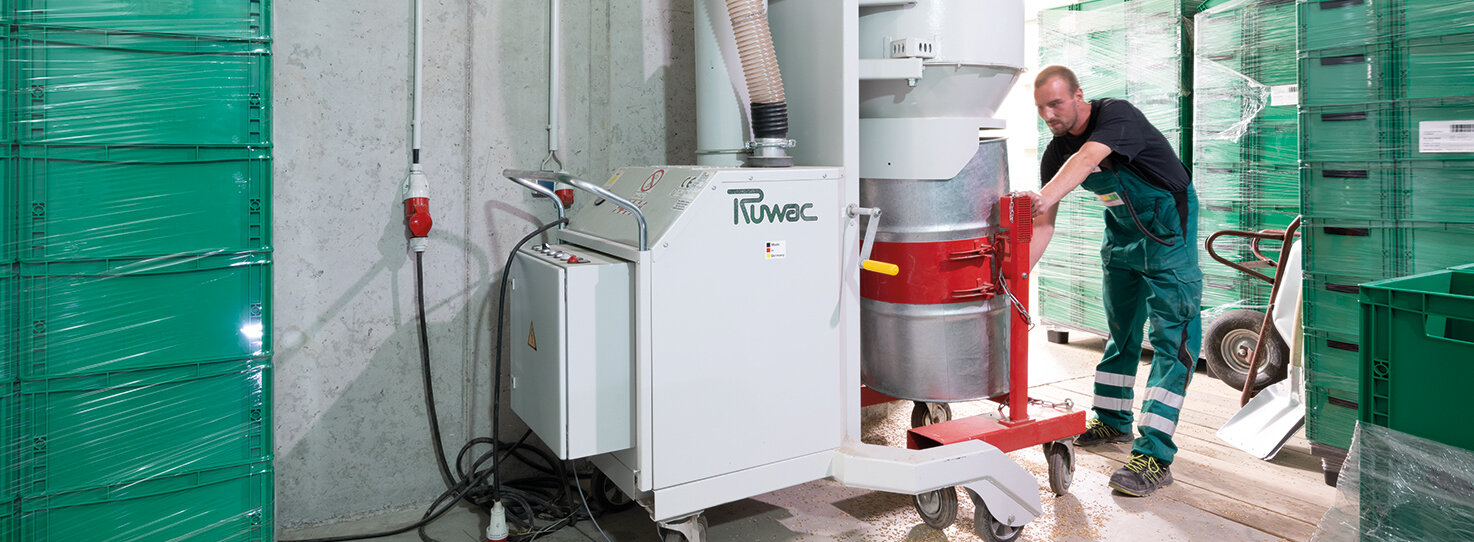 Průmyslový vysavač Ruwac DA5150 vysává prach z obilí v obilném skladu GT Rostock.