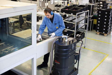 Průmyslový vysavač Ruwac R01 vysává prach z obvodových desek u firmy Schmersal ve Wuppertalu.