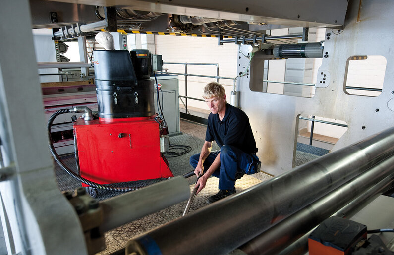 Vysavač špon Ruwac SPS250 vysává pastovité zbytky barev v tiskárně v Kielu.