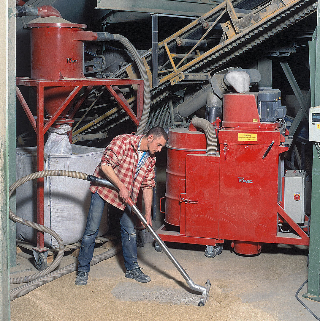 Průmyslový vysavač Ruwac DS4150 pro oblasti s nebezpečím výbuchu prachu vermikulitové špony ve firmě Kramer Progetha v Düsseldorfu.