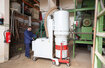 Průmyslový vysavač Ruwac DA5150 vysává pískovací materiál u Bremer Hafengesellschaft.
