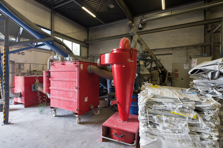 Mokrý odlučovač Ruwac NA250 s cyklonem vysává hořčíkový prach u firmy Almamet v Ratingenu.