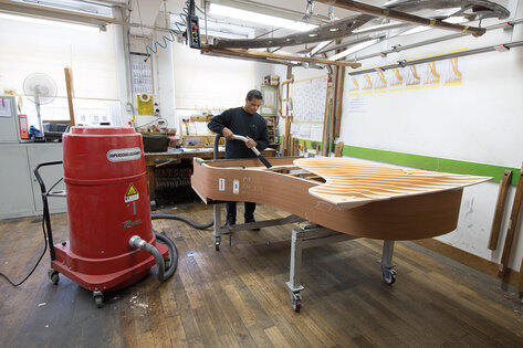 Průmyslový vysavač Ruwac DS2 vysává dřevěné třísky u firmy Steinway & Sons v Hamburku.