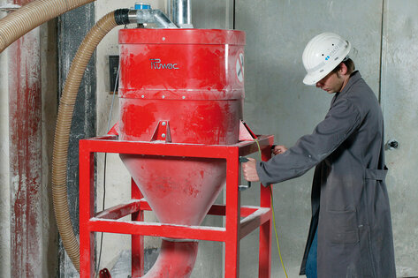 Průmyslový vysavač Ruwac DS4150 vysává kamennou sůl prach u firmy Esco v Bernburgu.