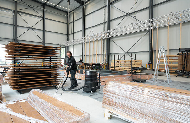 Průmyslový vysavač Ruwac R01 A pro zónu 22 odsává dřevěný prach v hamburském filmovém studiu.
