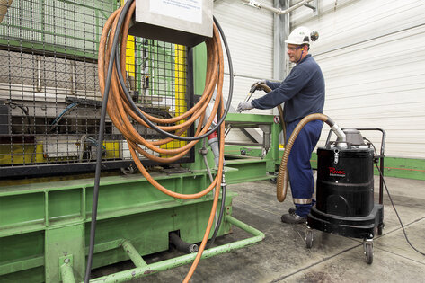 Vysavač špon Ruwac SPS35 vysává makrolonový prach u firmy Chemion v Uerdingenu.