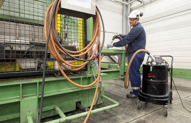 Vysavač špon Ruwac SPS35 vysává makrolonový prach u firmy Chemion v Uerdingenu.