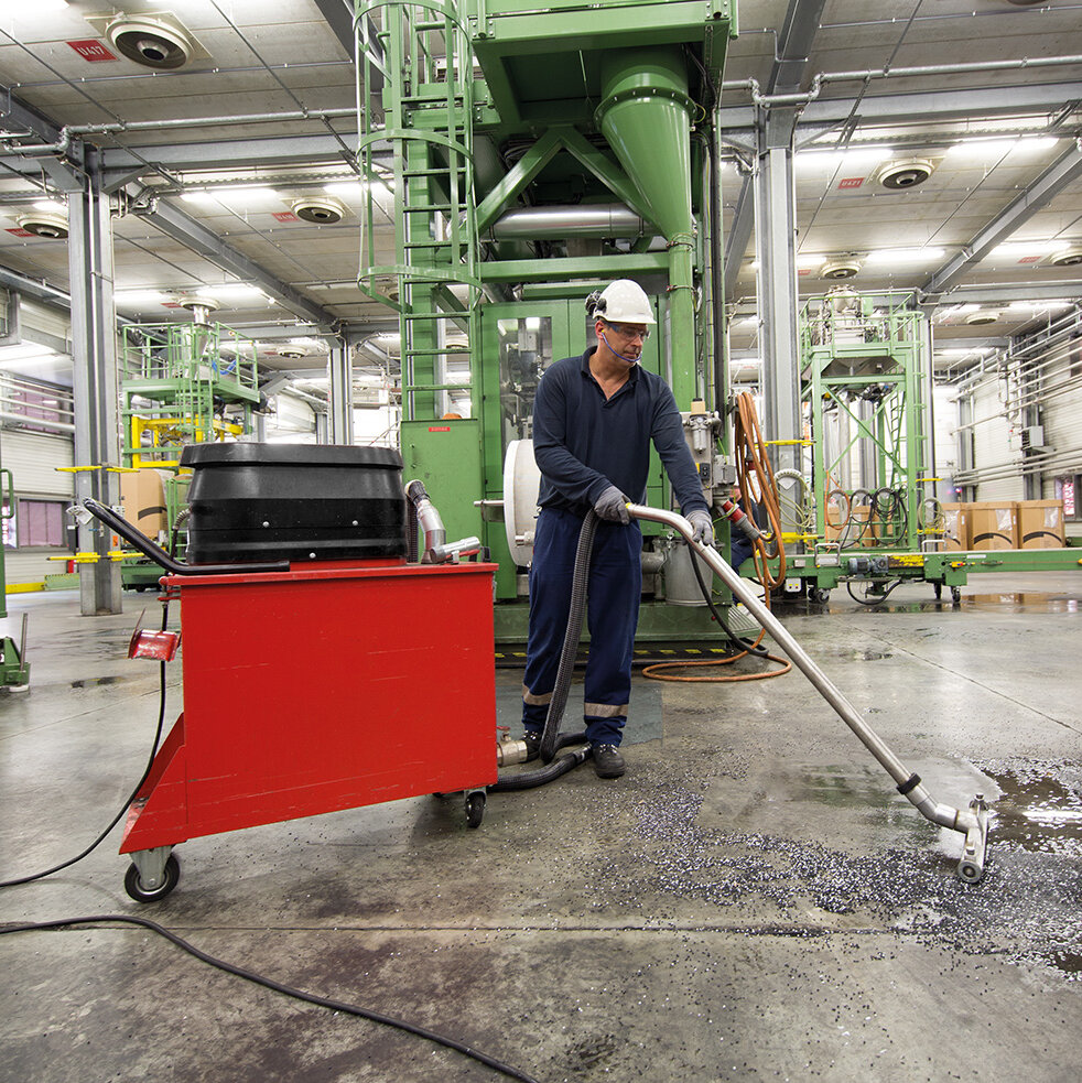 Vysavač špon Ruwac SPS250 vysává makrolonový prach u firmy Chemion v Uerdingenu.
