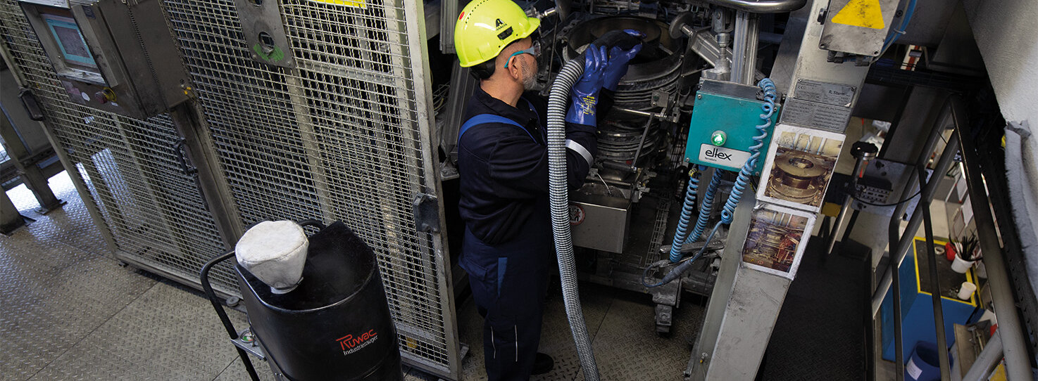 Průmyslový vysavač Ruwac DS1 s pohonem na třífázový střídavý proud pro oblasti s nebezpečím výbuchu prachu vysává barevné pigmenty u firmy Axalta