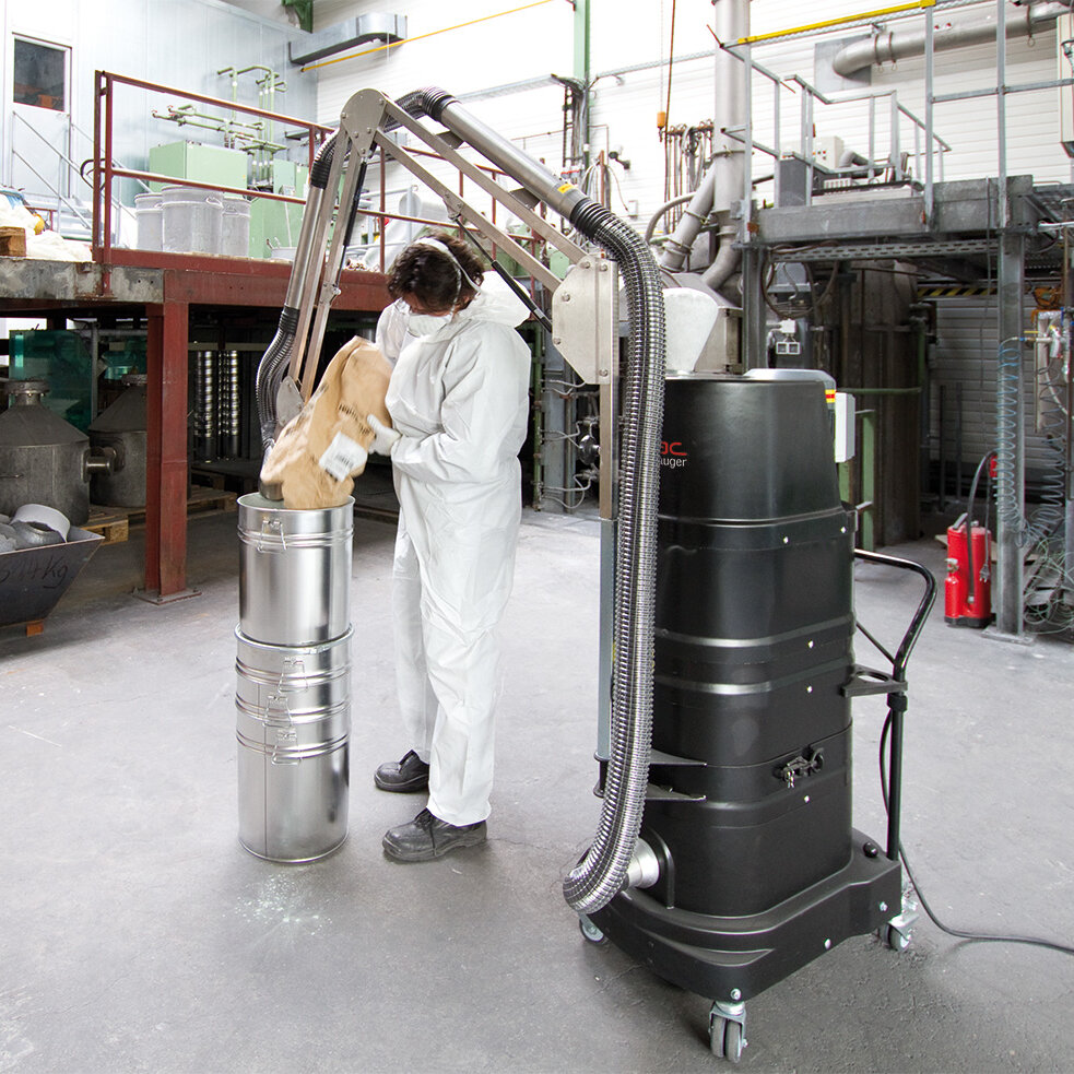 Průmyslový vysavač Ruwac DS1220 s pohonem na třífázový střídavý proud pro oblasti s nebezpečím výbuchu prachu vysává výbušný hliníkový prach ve firmě Peak ve Velbertu