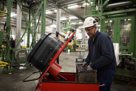 Vysavač špon Ruwac SPS250 vysává makrolonový prach u firmy Chemion v Uerdingenu.
