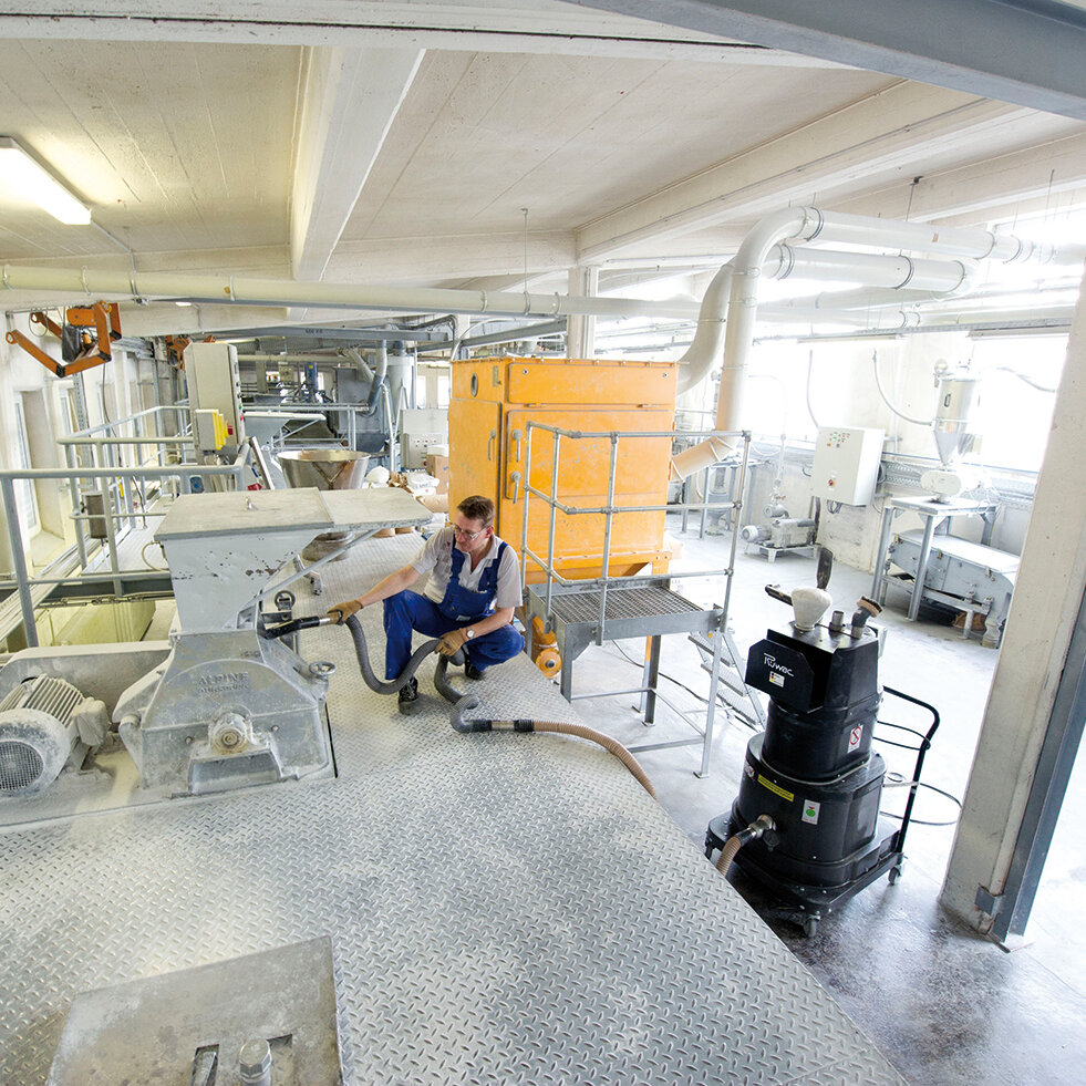 Průmyslový vysavač Ruwac DS1220 s pohonem na třífázový střídavý proud pro oblasti s nebezpečím výbuchu prachu vysává plastové pigmenty v závodu Raschig v Espenheimu