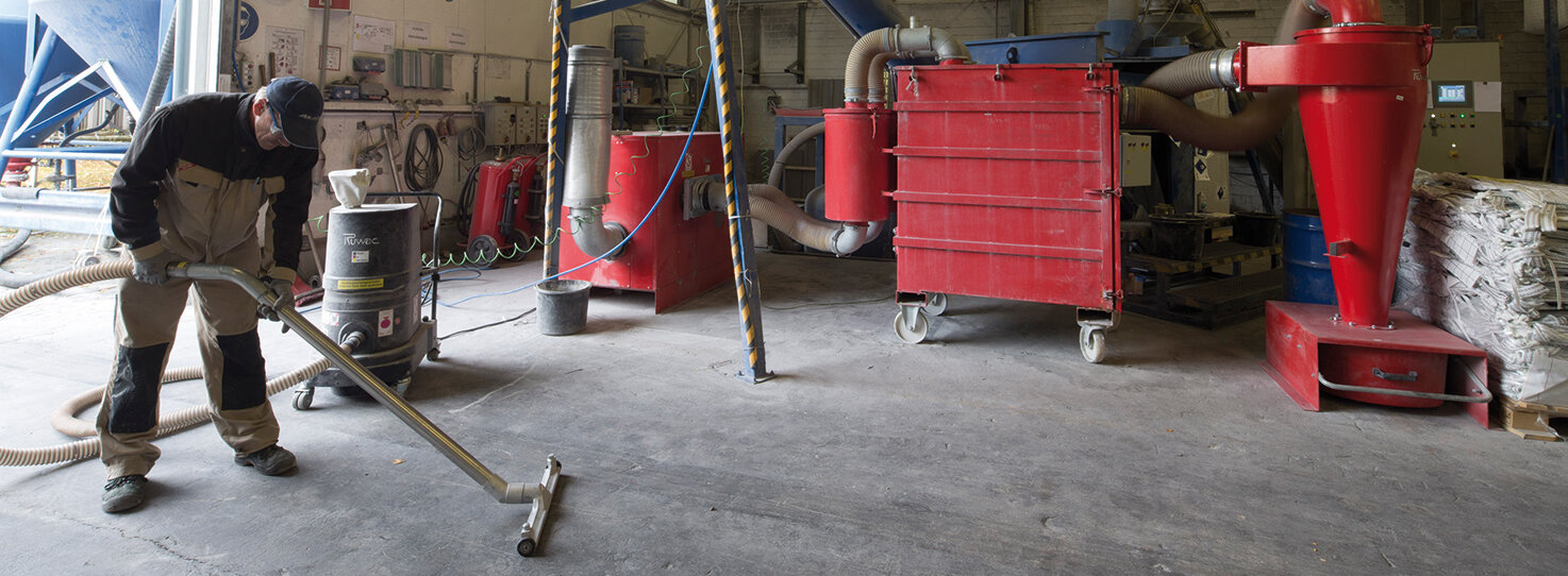 Mokrý odlučovač Ruwac NA250 s cyklonem vysává hořčíkový prach u firmy Almamet v Ratingenu.