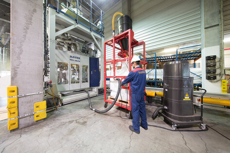 Průmyslový vysavač Ruwac DS2520 vysává makrolon v Chemion Chemieparku v Uerdingenu.