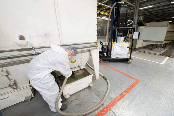 Vysávací zařízení Ruwac vysává práškový lak u firmy Claas v Harsewinkelu.