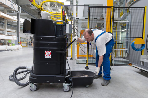 Průmyslový vysavač Ruwac DS1220 pro oblasti s nebezpečím výbuchu prachu vysává kovové špony ve firmě Hörmann v Oerlinghausenu.