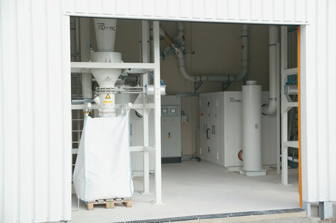 Vysávací zařízení Ruwac pro oblasti s nebezpečím výbuchu prachu vysává sklolaminátový prach u firmy Enercon v Aurichu.