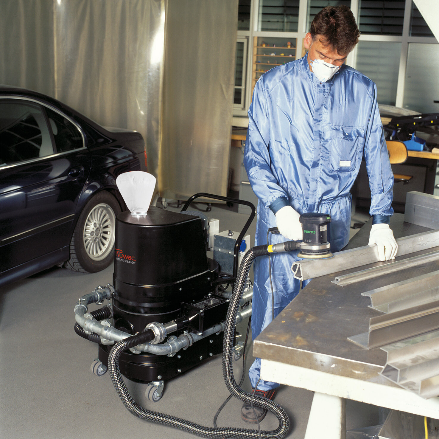 Průmyslový vysavač Ruwac R01 R022 s lapačem jisker v oblasti s nebezpečím výbuchu prachu vysává hořlavý hliníkový prach u společnosti BMW v Mnichově.