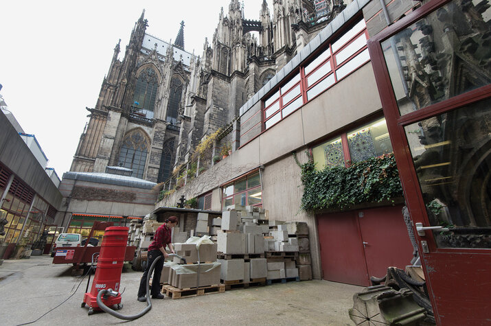 Průmyslový vysavač Ruwac R01 A vysává prach z broušení kamene ve stavební huti katedrály v Kolíně nad Rýnem.