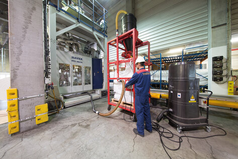 Průmyslový vysavač Ruwac DS2520 pro oblasti s nebezpečím výbuchu prachu se silem a big bagem vysává makrolonový prach ve firmě Chemion v Uerdingenu.