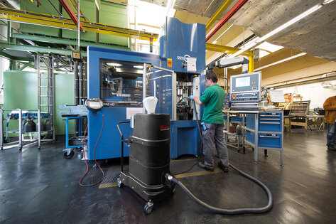 Průmyslový vysavač Ruwac DS1400 vysává makrolonový prach u firmy Chemion v Uerdingenu